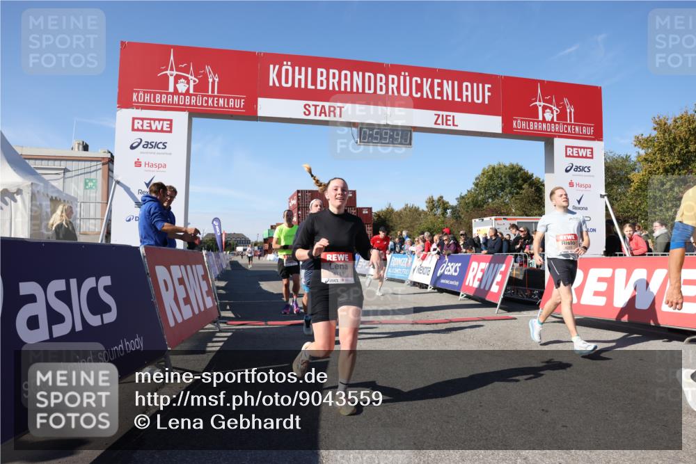03.10.2025 - Köhlbrandbrückenlauf Lena Gebhardt http://msf.ph/oto/9043559 03.10.2025 12:59:42 Ziel 4111, 4215, 4270, 4475, 6142, 6254, 6325, 6364, 6601, 6616, 6654, 6666, 6754 meine-sportfotos.de