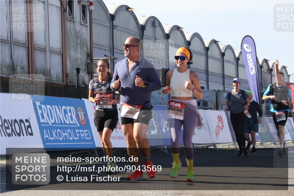 03.10.2025 - Köhlbrandbrückenlauf Luisa Fischer http://msf.ph/oto/9043569 03.10.2025 13:39:13 Ziel 4531, 5111, 5766 meine-sportfotos.de