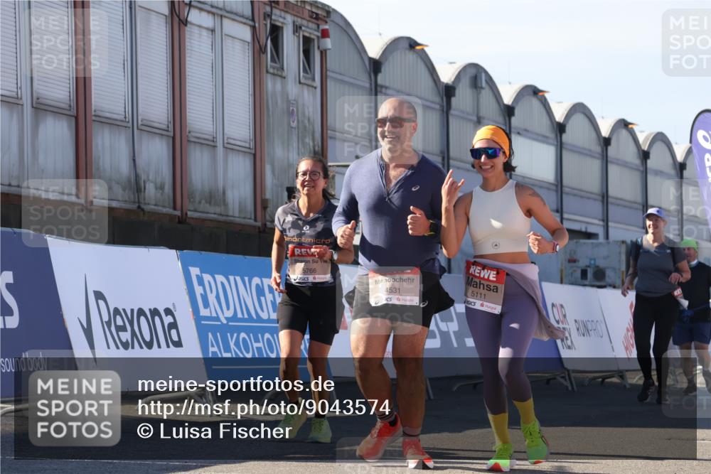 03.10.2025 - Köhlbrandbrückenlauf Luisa Fischer http://msf.ph/oto/9043574 03.10.2025 13:39:14 Ziel 4531, 5111, 5766, 5988, 5989 meine-sportfotos.de