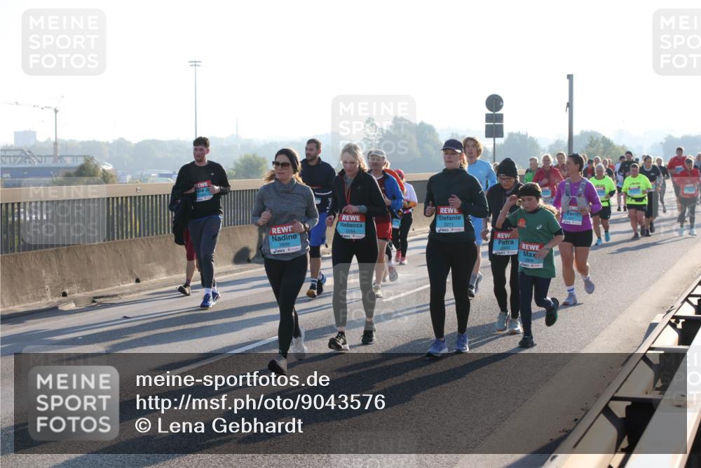 03.10.2025 - Köhlbrandbrückenlauf Lena Gebhardt http://msf.ph/oto/9043576 03.10.2025 09:26:44 Position 1 2899, 2284, 2271 meine-sportfotos.de
