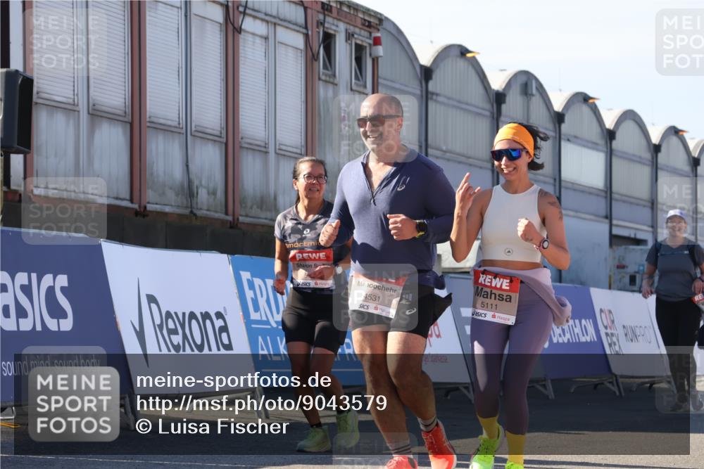 03.10.2025 - Köhlbrandbrückenlauf Luisa Fischer http://msf.ph/oto/9043579 03.10.2025 13:39:14 Ziel 4531, 5111, 5766, 5988, 5989 meine-sportfotos.de