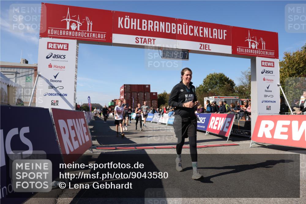03.10.2025 - Köhlbrandbrückenlauf Lena Gebhardt http://msf.ph/oto/9043580 03.10.2025 13:19:08 Ziel 4143, 4630, 4631, 4632, 4676, 4690, 4727, 4816, 4876, 5027, 5304, 5449, 5858, 6088, 6117, 6127, 6475, 6573 meine-sportfotos.de
