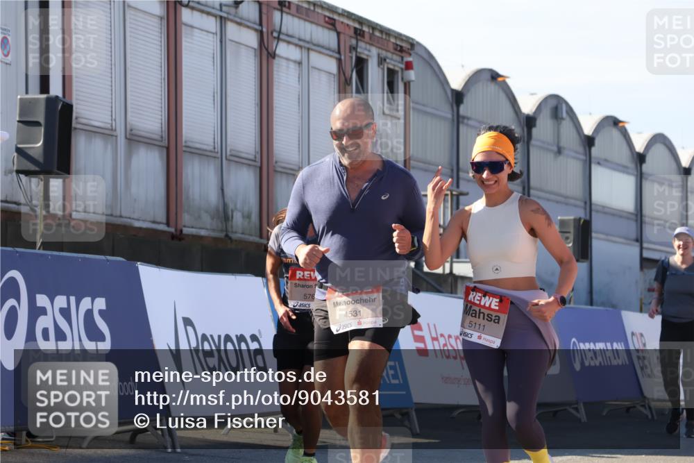 03.10.2025 - Köhlbrandbrückenlauf Luisa Fischer http://msf.ph/oto/9043581 03.10.2025 13:39:14 Ziel 4531, 5111, 5766, 5988, 5989 meine-sportfotos.de
