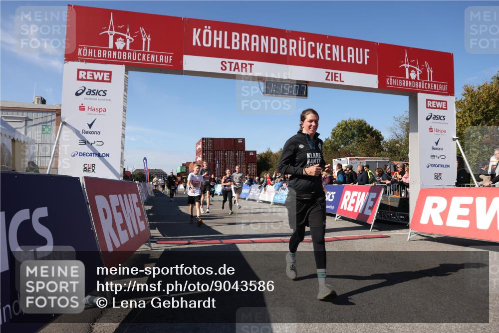 03.10.2025 - Köhlbrandbrückenlauf Lena Gebhardt http://msf.ph/oto/9043586 03.10.2025 13:19:08 Ziel 4143, 4630, 4631, 4632, 4676, 4690, 4727, 4816, 4876, 5027, 5304, 5449, 5858, 6088, 6117, 6127, 6475, 6573 meine-sportfotos.de