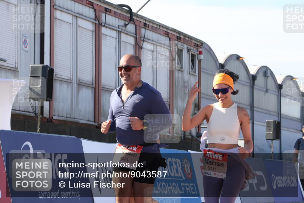03.10.2025 - Köhlbrandbrückenlauf Luisa Fischer http://msf.ph/oto/9043587 03.10.2025 13:39:15 Ziel 4531, 4789, 5111, 5766, 5988, 5989 meine-sportfotos.de