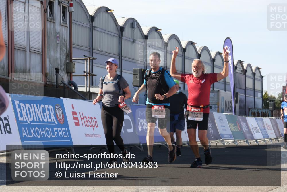 03.10.2025 - Köhlbrandbrückenlauf Luisa Fischer http://msf.ph/oto/9043593 03.10.2025 13:39:16 Ziel 4531, 4789, 5111, 5766, 5988, 5989 meine-sportfotos.de