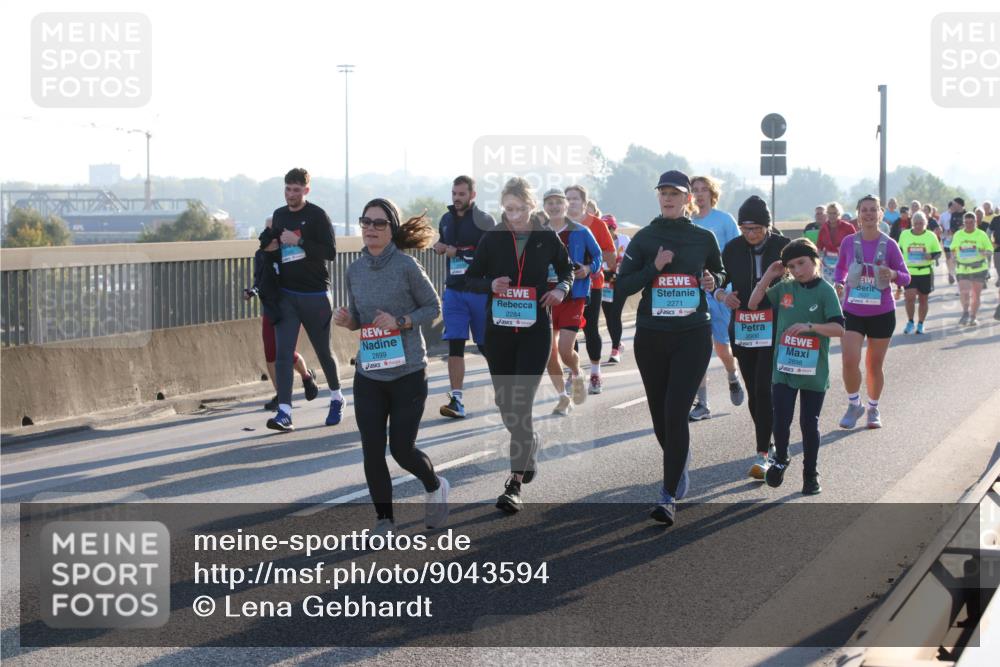 03.10.2025 - Köhlbrandbrückenlauf Lena Gebhardt http://msf.ph/oto/9043594 03.10.2025 09:26:44 Position 1 2899, 2284, 2271, 2900, 2898 meine-sportfotos.de