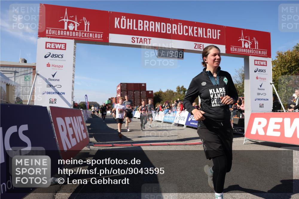 03.10.2025 - Köhlbrandbrückenlauf Lena Gebhardt http://msf.ph/oto/9043595 03.10.2025 13:19:08 Ziel 4143, 4630, 4631, 4632, 4676, 4690, 4727, 4816, 4876, 5027, 5304, 5449, 5858, 6088, 6117, 6127, 6475, 6573 meine-sportfotos.de