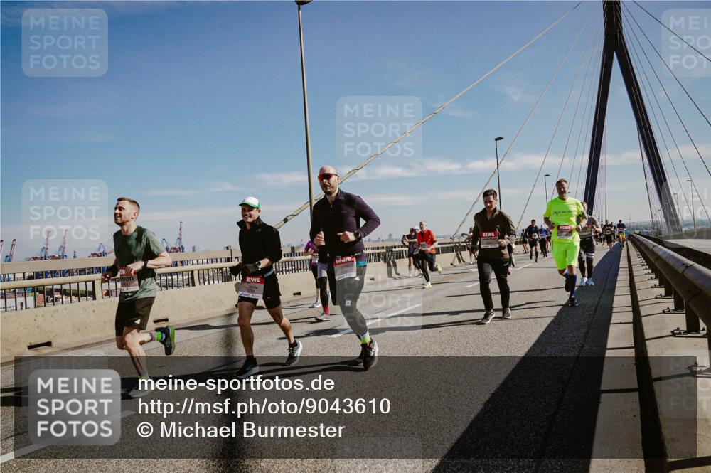03.10.2025 - Köhlbrandbrückenlauf Michael Burmester http://msf.ph/oto/9043610 03.10.2025 12:25:12 Position 1  meine-sportfotos.de