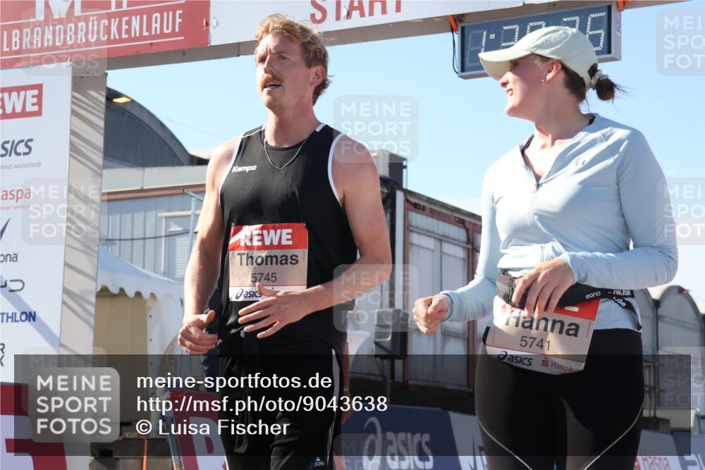 03.10.2025 - Köhlbrandbrückenlauf Luisa Fischer http://msf.ph/oto/9043638 03.10.2025 13:39:25 Ziel 4531, 4789, 5111, 5135, 5741, 5745, 5766, 5988, 5989, 5991, 5998, 6560 meine-sportfotos.de