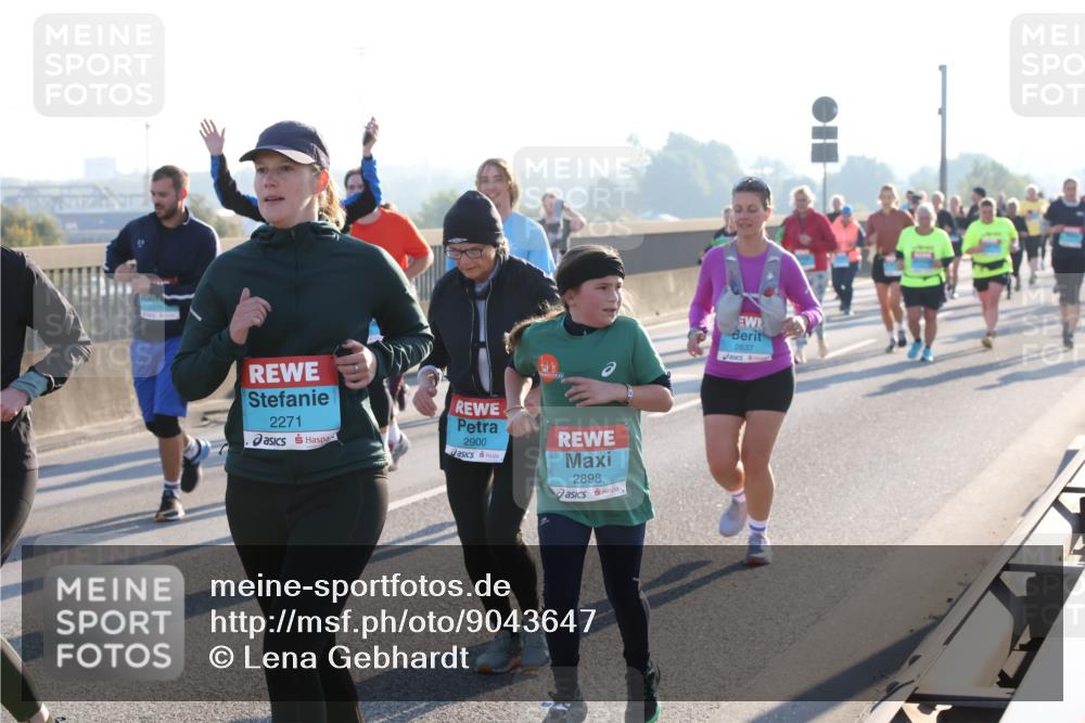 03.10.2025 - Köhlbrandbrückenlauf Lena Gebhardt http://msf.ph/oto/9043647 03.10.2025 09:26:46 Position 1 2271, 2900, 2898, 2637 meine-sportfotos.de