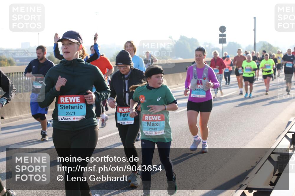 03.10.2025 - Köhlbrandbrückenlauf Lena Gebhardt http://msf.ph/oto/9043654 03.10.2025 09:26:46 Position 1 2271, 2900, 2898, 2637 meine-sportfotos.de