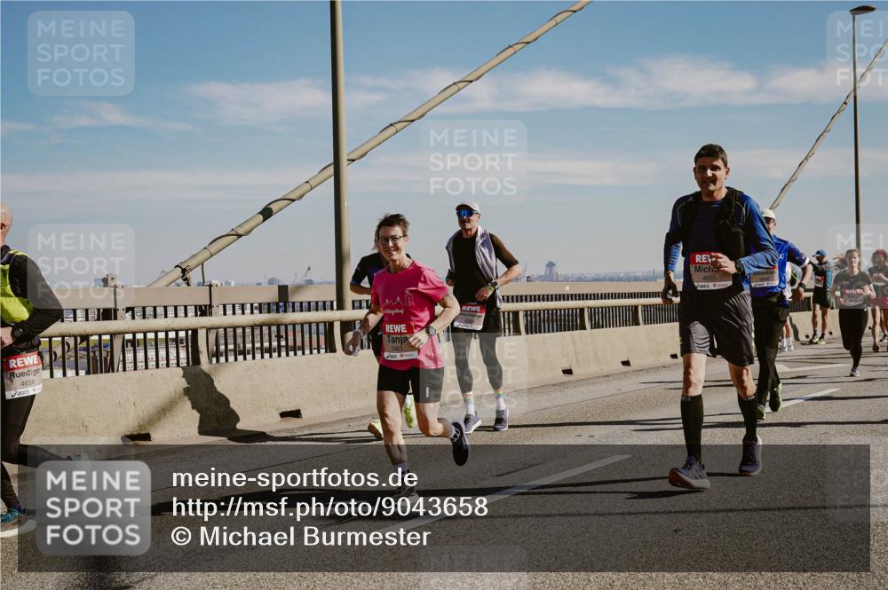 03.10.2025 - Köhlbrandbrückenlauf Michael Burmester http://msf.ph/oto/9043658 03.10.2025 12:25:17 Position 1 4658, 4659, 5963 meine-sportfotos.de