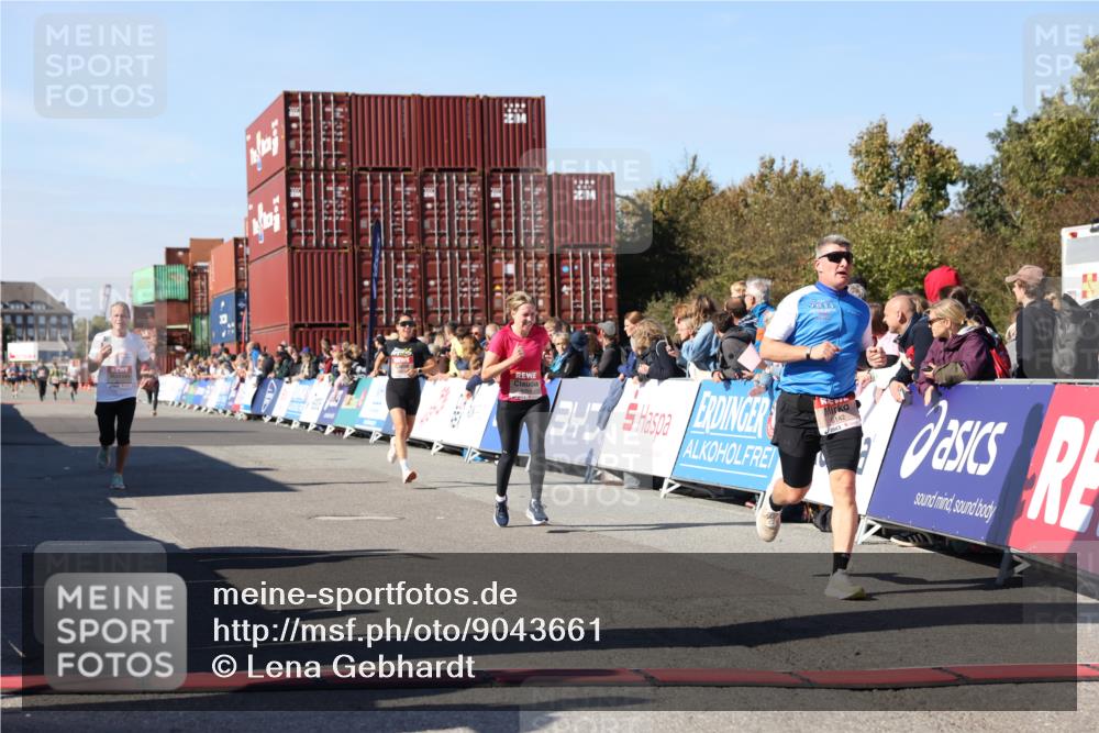 03.10.2025 - Köhlbrandbrückenlauf Lena Gebhardt http://msf.ph/oto/9043661 03.10.2025 12:59:46 Ziel 4074, 4111, 4215, 4270, 4475, 6142, 6254, 6364, 6601, 6616, 6654, 6754 meine-sportfotos.de