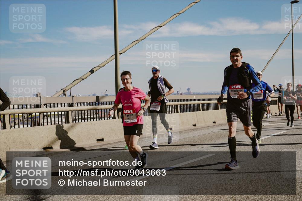 03.10.2025 - Köhlbrandbrückenlauf Michael Burmester http://msf.ph/oto/9043663 03.10.2025 12:25:17 Position 1 68, 5963, 465 meine-sportfotos.de