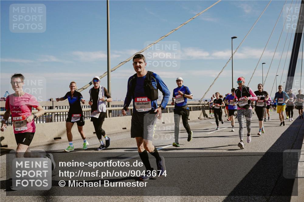 03.10.2025 - Köhlbrandbrückenlauf Michael Burmester http://msf.ph/oto/9043674 03.10.2025 12:25:18 Position 1 5963, 16404, 4659 meine-sportfotos.de