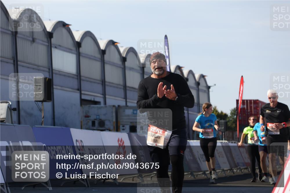 03.10.2025 - Köhlbrandbrückenlauf Luisa Fischer http://msf.ph/oto/9043675 03.10.2025 13:39:43 Ziel 4621, 5176, 5508 meine-sportfotos.de