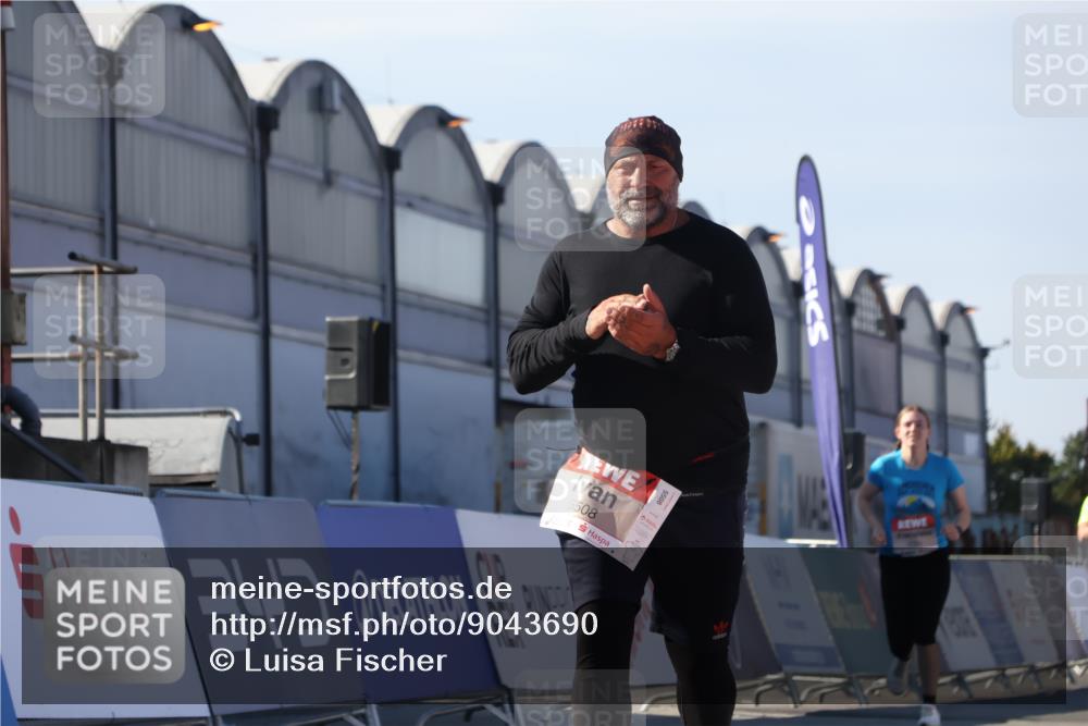 03.10.2025 - Köhlbrandbrückenlauf Luisa Fischer http://msf.ph/oto/9043690 03.10.2025 13:39:44 Ziel 4621, 5176, 5508 meine-sportfotos.de