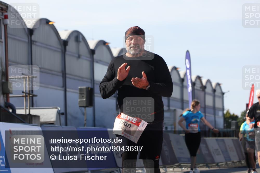 03.10.2025 - Köhlbrandbrückenlauf Luisa Fischer http://msf.ph/oto/9043697 03.10.2025 13:39:44 Ziel 4621, 5176, 5508 meine-sportfotos.de