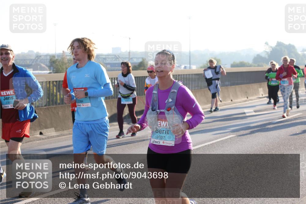 03.10.2025 - Köhlbrandbrückenlauf Lena Gebhardt http://msf.ph/oto/9043698 03.10.2025 09:26:48 Position 1 2382, 2384, 2637 meine-sportfotos.de