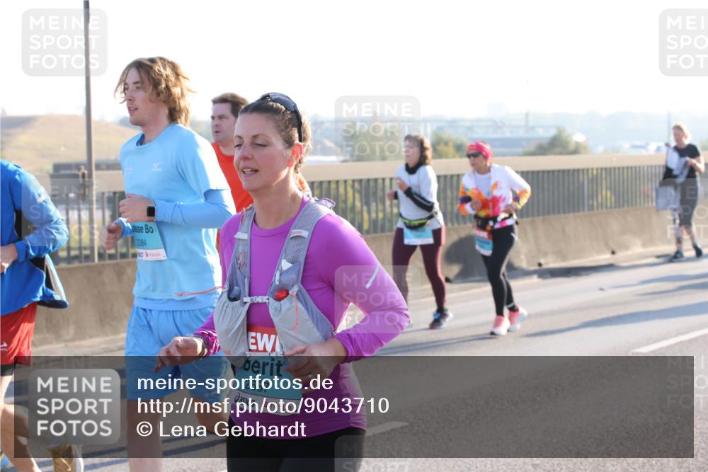 03.10.2025 - Köhlbrandbrückenlauf Lena Gebhardt http://msf.ph/oto/9043710 03.10.2025 09:26:49 Position 1 2384, 2637 meine-sportfotos.de