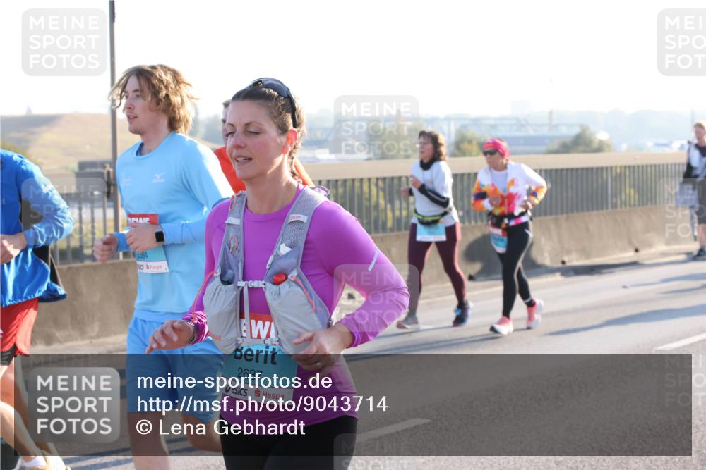 03.10.2025 - Köhlbrandbrückenlauf Lena Gebhardt http://msf.ph/oto/9043714 03.10.2025 09:26:49 Position 1 2584, 2637 meine-sportfotos.de
