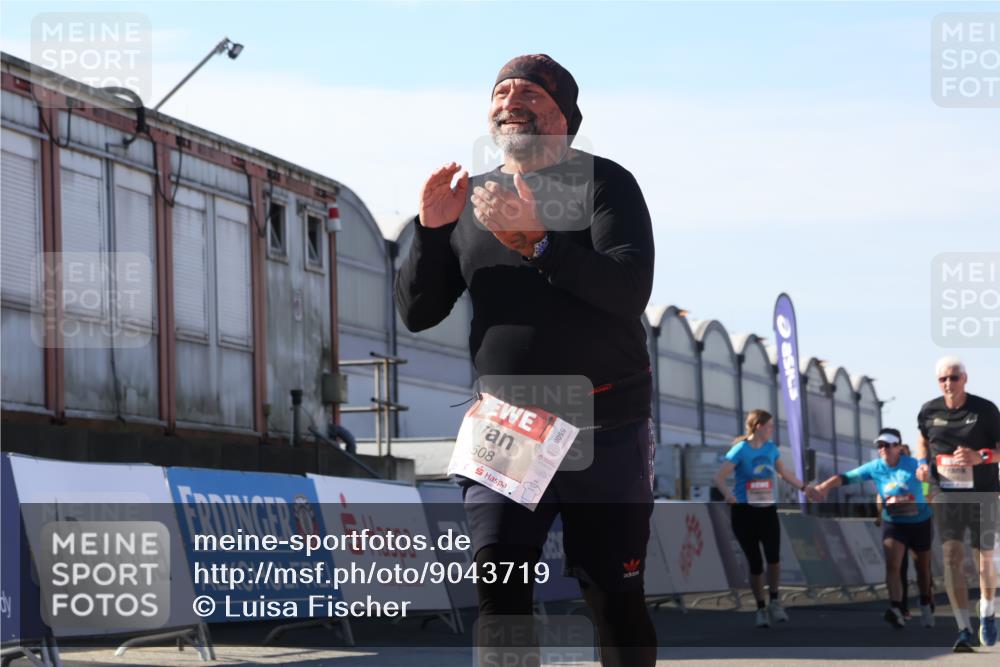 03.10.2025 - Köhlbrandbrückenlauf Luisa Fischer http://msf.ph/oto/9043719 03.10.2025 13:39:46 Ziel 5264, 5508, 6399, 6400 meine-sportfotos.de