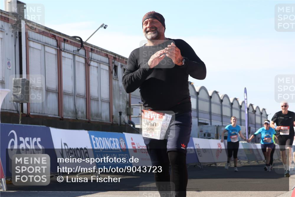 03.10.2025 - Köhlbrandbrückenlauf Luisa Fischer http://msf.ph/oto/9043723 03.10.2025 13:39:46 Ziel 5264, 5508, 6399, 6400 meine-sportfotos.de