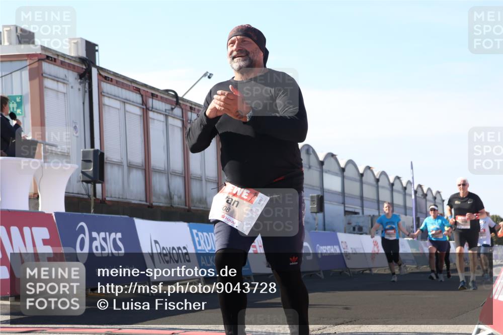 03.10.2025 - Köhlbrandbrückenlauf Luisa Fischer http://msf.ph/oto/9043728 03.10.2025 13:39:46 Ziel 5264, 5508, 6399, 6400 meine-sportfotos.de