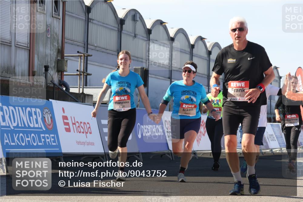 03.10.2025 - Köhlbrandbrückenlauf Luisa Fischer http://msf.ph/oto/9043752 03.10.2025 13:39:49 Ziel 5264, 5484, 5508, 5565, 5566, 6399, 6400, 6401, 6403 meine-sportfotos.de