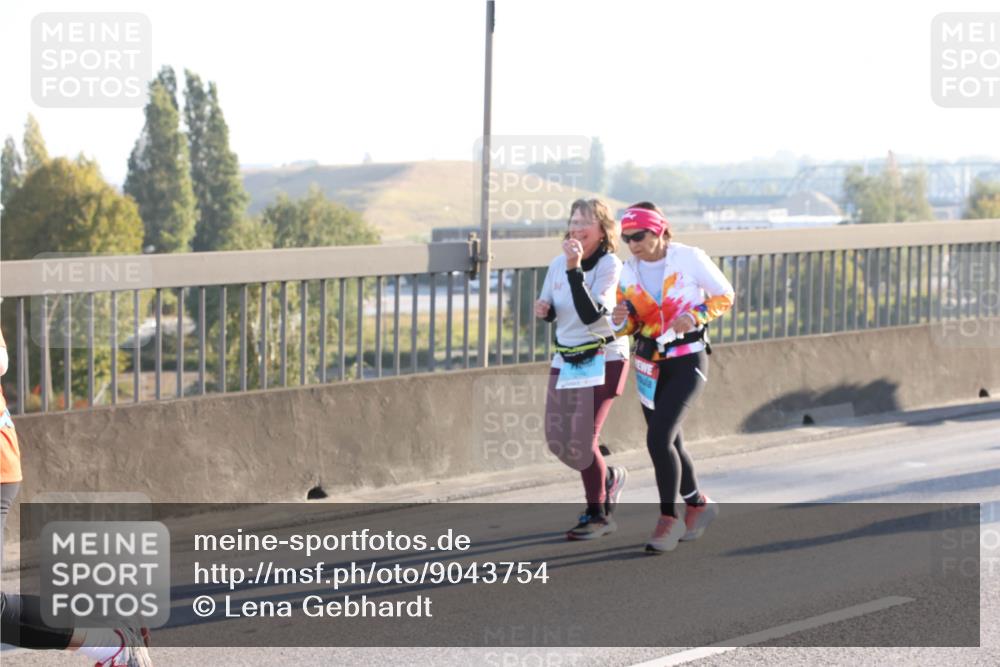 03.10.2025 - Köhlbrandbrückenlauf Lena Gebhardt http://msf.ph/oto/9043754 03.10.2025 09:26:50 Position 1  meine-sportfotos.de
