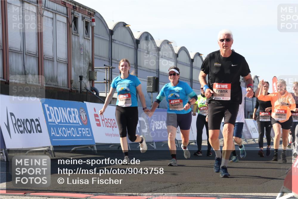 03.10.2025 - Köhlbrandbrückenlauf Luisa Fischer http://msf.ph/oto/9043758 03.10.2025 13:39:49 Ziel 5264, 5484, 5508, 5565, 5566, 6399, 6400, 6401, 6403 meine-sportfotos.de