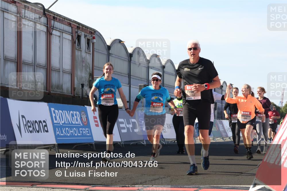 03.10.2025 - Köhlbrandbrückenlauf Luisa Fischer http://msf.ph/oto/9043766 03.10.2025 13:39:49 Ziel 5264, 5484, 5508, 5565, 5566, 6399, 6400, 6401, 6403 meine-sportfotos.de