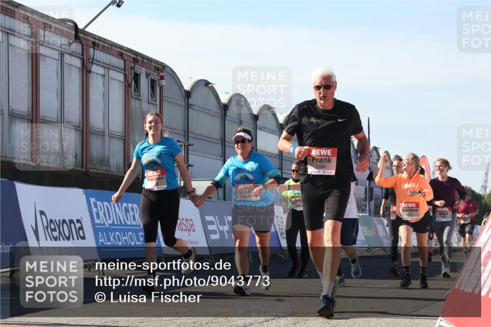 03.10.2025 - Köhlbrandbrückenlauf Luisa Fischer http://msf.ph/oto/9043773 03.10.2025 13:39:50 Ziel 5264, 5484, 5508, 5565, 5566, 6399, 6400, 6401, 6403 meine-sportfotos.de