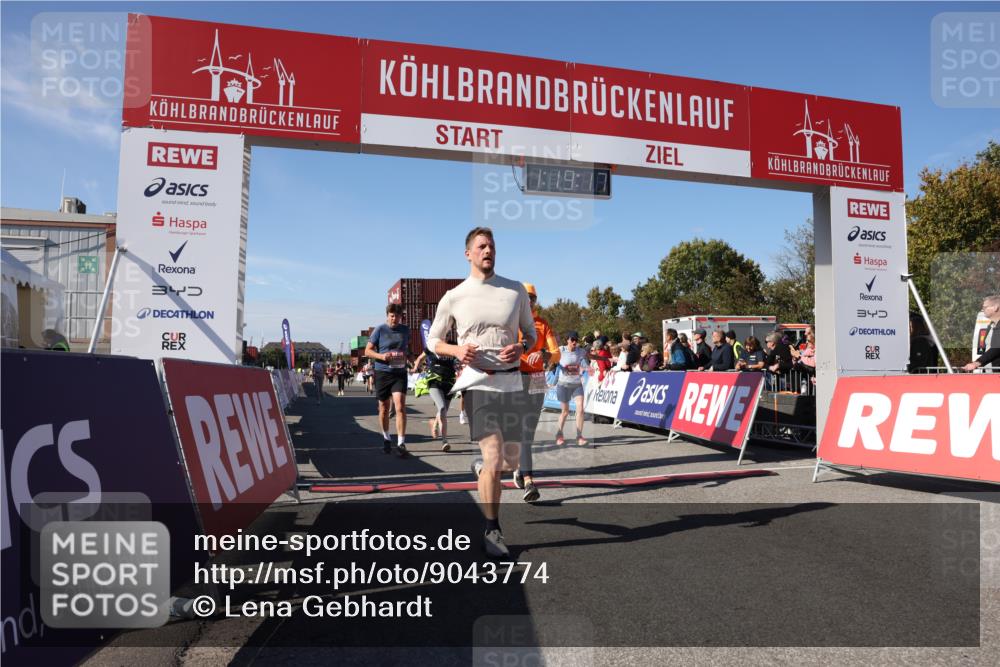 03.10.2025 - Köhlbrandbrückenlauf Lena Gebhardt http://msf.ph/oto/9043774 03.10.2025 13:19:17 Ziel 4143, 4593, 4631, 4632, 4690, 4725, 4727, 4816, 4828, 4876, 4996, 5443, 5451, 5853, 5858, 6057, 6088, 6225, 6226, 6230, 6576 meine-sportfotos.de