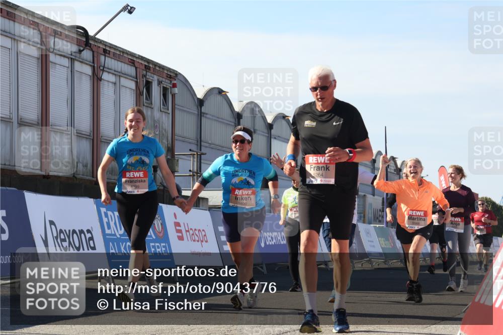 03.10.2025 - Köhlbrandbrückenlauf Luisa Fischer http://msf.ph/oto/9043776 03.10.2025 13:39:50 Ziel 5264, 5484, 5508, 5565, 5566, 6399, 6400, 6401, 6403 meine-sportfotos.de