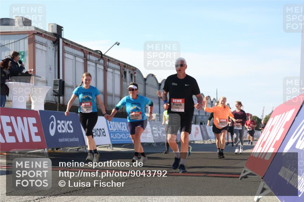 03.10.2025 - Köhlbrandbrückenlauf Luisa Fischer http://msf.ph/oto/9043792 03.10.2025 13:39:51 Ziel 5264, 5484, 5487, 5508, 5565, 5566, 6399, 6400, 6401, 6403 meine-sportfotos.de