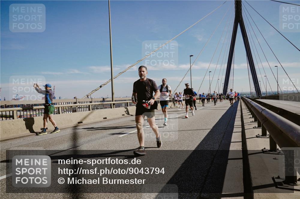 03.10.2025 - Köhlbrandbrückenlauf Michael Burmester http://msf.ph/oto/9043794 03.10.2025 12:25:26 Position 1  meine-sportfotos.de