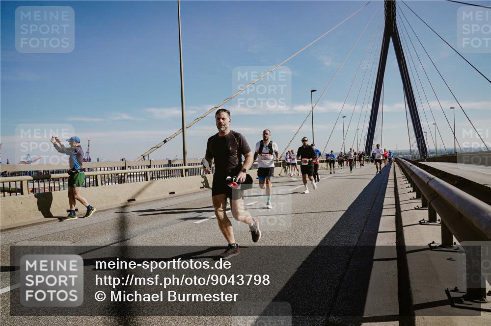 03.10.2025 - Köhlbrandbrückenlauf Michael Burmester http://msf.ph/oto/9043798 03.10.2025 12:25:26 Position 1  meine-sportfotos.de