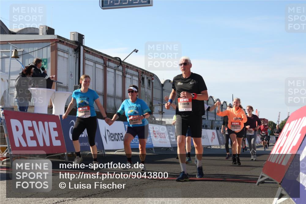 03.10.2025 - Köhlbrandbrückenlauf Luisa Fischer http://msf.ph/oto/9043800 03.10.2025 13:39:51 Ziel 5264, 5484, 5487, 5508, 5565, 5566, 6399, 6400, 6401, 6403 meine-sportfotos.de