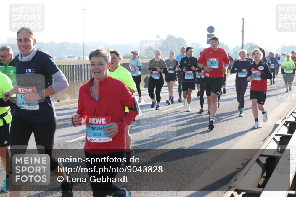 03.10.2025 - Köhlbrandbrückenlauf Lena Gebhardt http://msf.ph/oto/9043828 03.10.2025 09:26:53 Position 1 314, 3604, 2632 meine-sportfotos.de