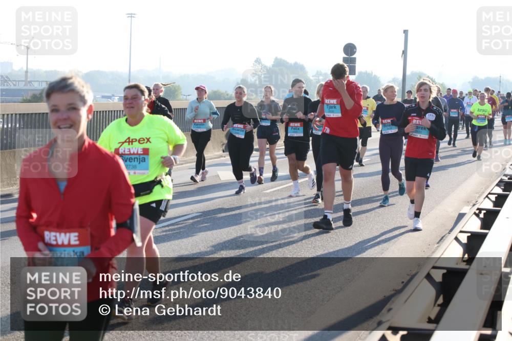 03.10.2025 - Köhlbrandbrückenlauf Lena Gebhardt http://msf.ph/oto/9043840 03.10.2025 09:26:54 Position 1 3604, 2738 meine-sportfotos.de