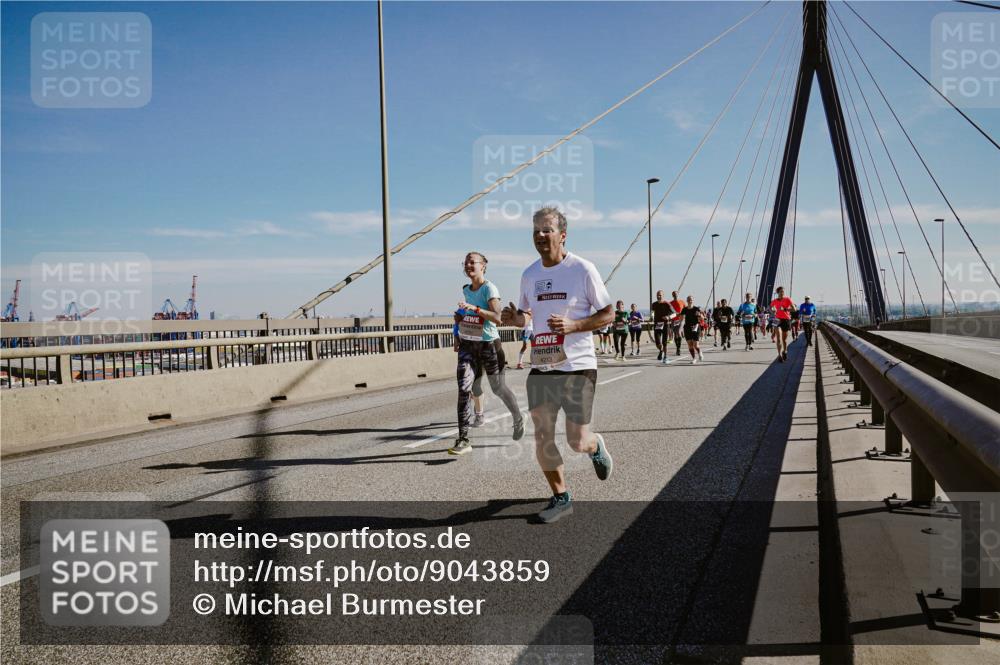 03.10.2025 - Köhlbrandbrückenlauf Michael Burmester http://msf.ph/oto/9043859 03.10.2025 12:25:32 Position 1 4213 meine-sportfotos.de