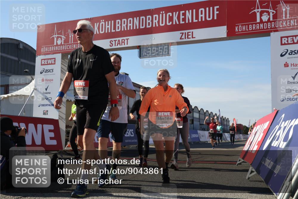 03.10.2025 - Köhlbrandbrückenlauf Luisa Fischer http://msf.ph/oto/9043861 03.10.2025 13:39:55 Ziel 5264, 5484, 5487, 5508, 5565, 5566, 5831, 5832, 5835, 6399, 6400, 6401, 6403, 6522 meine-sportfotos.de