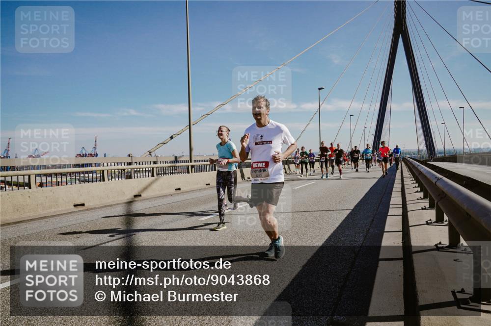 03.10.2025 - Köhlbrandbrückenlauf Michael Burmester http://msf.ph/oto/9043868 03.10.2025 12:25:32 Position 1 4213 meine-sportfotos.de