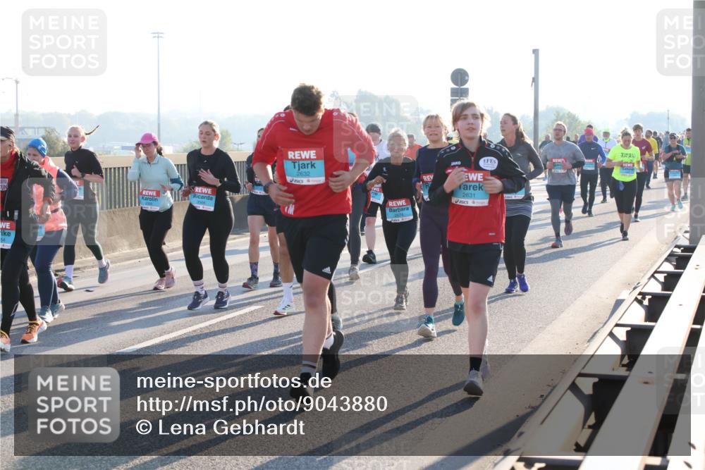 03.10.2025 - Köhlbrandbrückenlauf Lena Gebhardt http://msf.ph/oto/9043880 03.10.2025 09:26:55 Position 1 54, 2632, 2631 meine-sportfotos.de