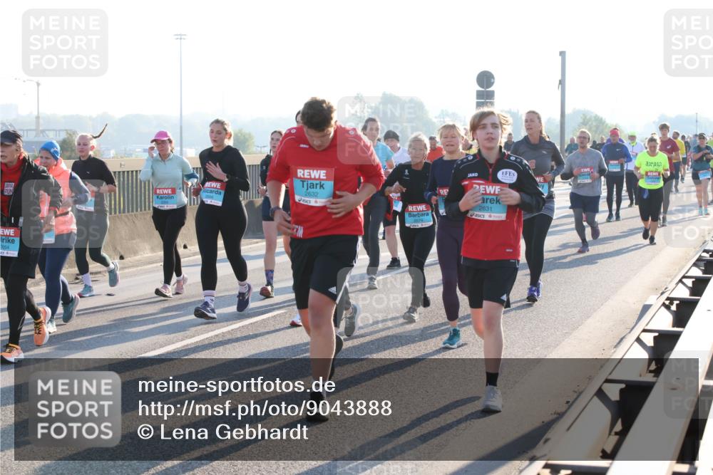 03.10.2025 - Köhlbrandbrückenlauf Lena Gebhardt http://msf.ph/oto/9043888 03.10.2025 09:26:55 Position 1 3054, 2632, 2631 meine-sportfotos.de