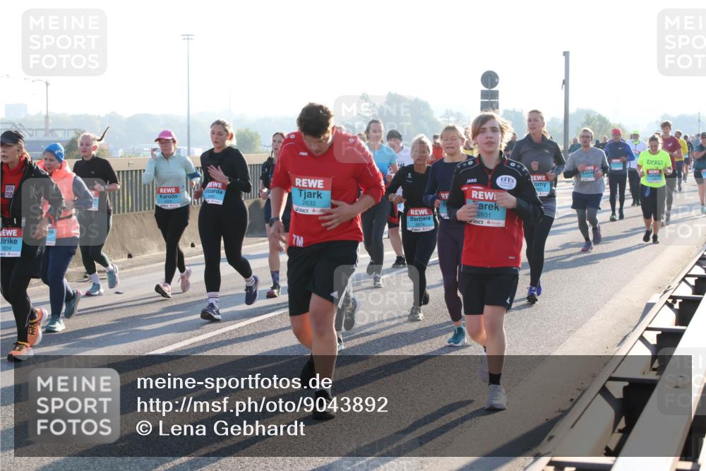 03.10.2025 - Köhlbrandbrückenlauf Lena Gebhardt http://msf.ph/oto/9043892 03.10.2025 09:26:55 Position 1 3054, 2632, 2574, 2631 meine-sportfotos.de