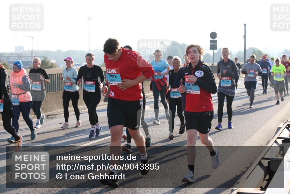 03.10.2025 - Köhlbrandbrückenlauf Lena Gebhardt http://msf.ph/oto/9043895 03.10.2025 09:26:55 Position 1 3566, 2632, 2631 meine-sportfotos.de
