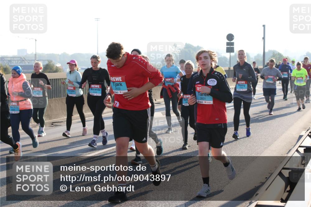 03.10.2025 - Köhlbrandbrückenlauf Lena Gebhardt http://msf.ph/oto/9043897 03.10.2025 09:26:55 Position 1 2688, 2632, 3566, 2631 meine-sportfotos.de